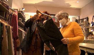 Loin de la foule, les soldes au village