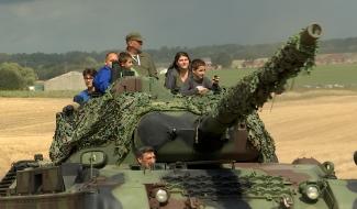 Les commémorations de la libération de Mons, un barnum qui a envahi un champ de Peissant.