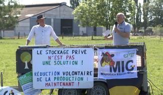 Braine-le-Comte : les producteurs en colère épandent la poudre de lait dans les champs 