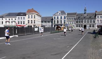 Braine-le-Comte : l'élite de la balle pelote sur la Grand Place