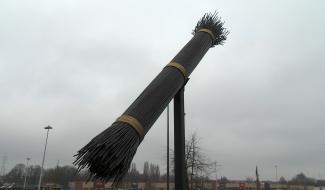 La Louvière : un ramon pour décorer le rond-point de la Grattine 