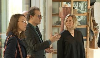 La Louvière : la ministre de la Culture à Keramis et sur le chantier de la bibliothèque 