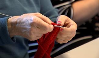 Maurage : croiser les aiguilles et les paroles