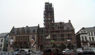 Binche : l'Hôtel de Ville et le beffroi en restauration