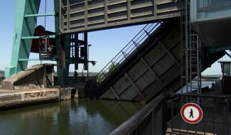 Ronquières : les réparations du bac débutent