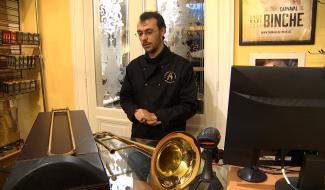 Carnaval : Antoine répare les instruments à vent