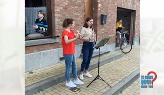 Musique : Elena et Maïlys jouent pour leurs voisins