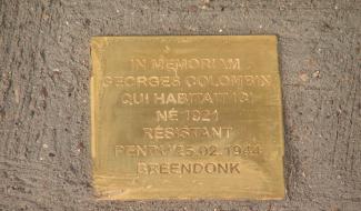 Carnières : pose d'un pavé de mémoire