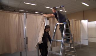 Elections 2024 : le montage des isoloirs au Roeulx