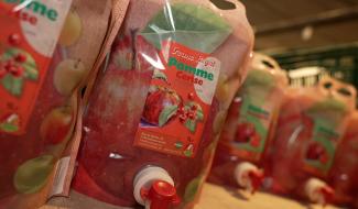 Produits de saison : du jus de pommes et des tomates juteuses