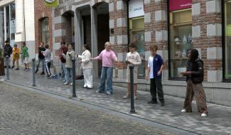 Soignies : une chaîne humaine pour déménager les livres