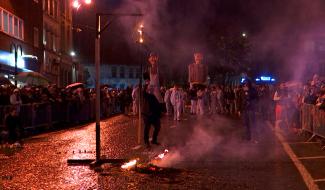 Soignies: le brûlage de la Simpélourd 2025 sous la pluie
