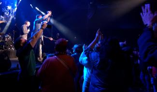 #Faites du bruit : ambiance festive au Louvexpo en soutien à Antenne Centre