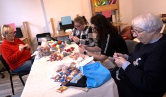 La Louvière : un marathon de crochet pour les prématurés