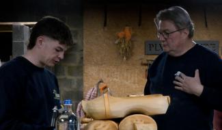Binche : Relais père-fils chez le dernier sabotier belge