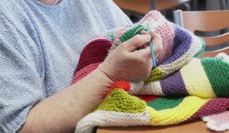 Carnières : Soralia tricote pour la journée du 8 mars