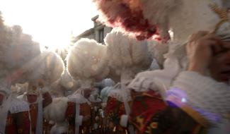 Binche : un cortège sous les rayons du soleil