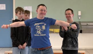 Des animations d’improvisation entre des élèves de 6e primaire et des comédiens de la Fondation Reine Fabiola