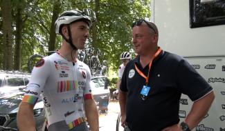 Dans l’ombre du peloton, Jonathan Van der Schoot veille sur les coureurs
