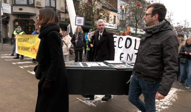 Grève nationale : les enseignants louviérois organisent leur cortège funèbre