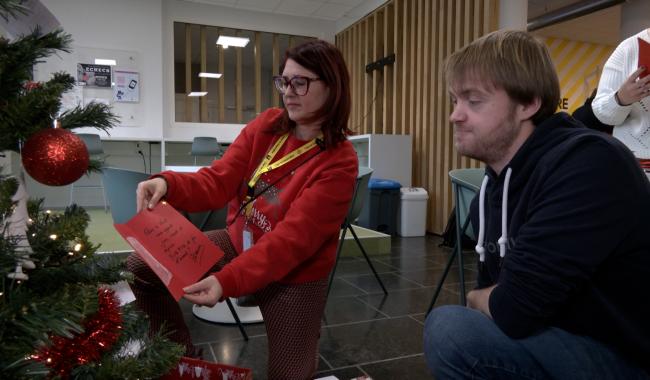 La Louvière: le sapin solidaire du projet "Hors les Murs" de la bibliothèque provinciale