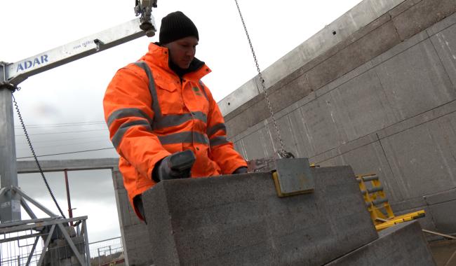 Visite royale : Roosens Bétons innove avec un bloc éco-circulaire