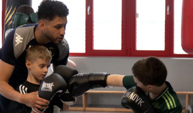 Boxing club Bogota : immersion dans la boxe cubaine
