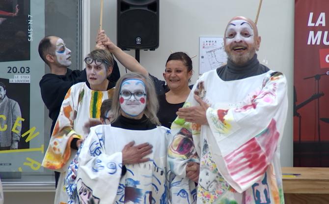 La Louvière : Défilé des Ateliers du 94 dans le Hall du Théâtre