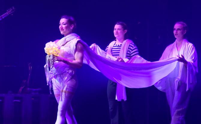 La Louvière : le Cirque Eloize entre ciel et mer