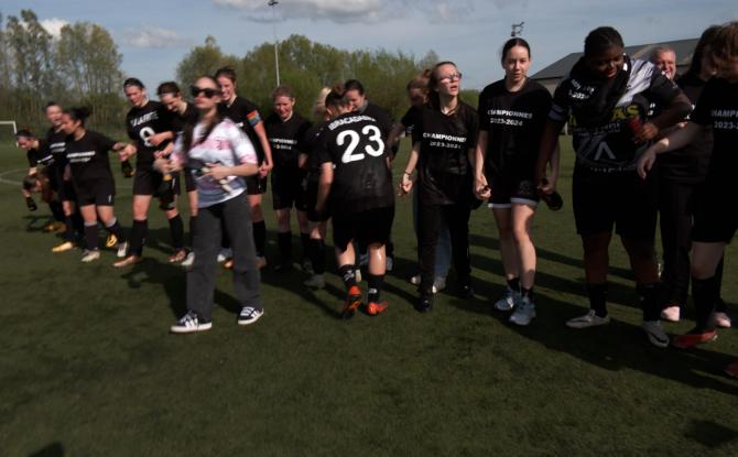 Foot féminin: Soignies Sports champion en P2A dames, file en P1
