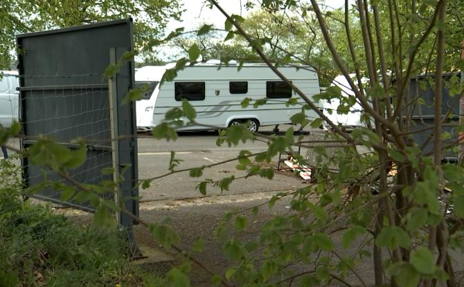 Ronquières: les gens du voyage occupent illégalement un parking du plan incliné