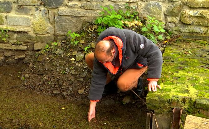 Feluy : Le château est envahi par les billes en plastique de l'usine Total