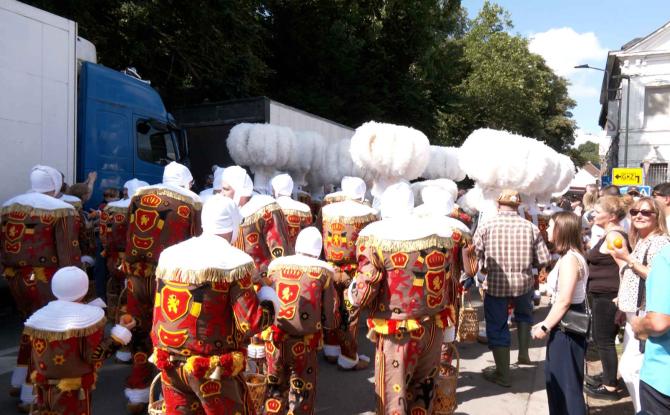 Carnaval du Roeulx : du soleil et de fortes chaleurs pour un carnaval haut en couleurs