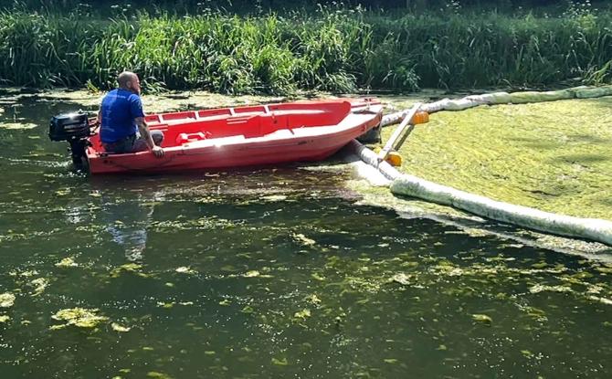 Canal Historique du Centre: la chasse aux algues