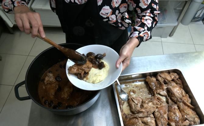 Soignies : le "lapin à prônes", tradition de la Simpélourd