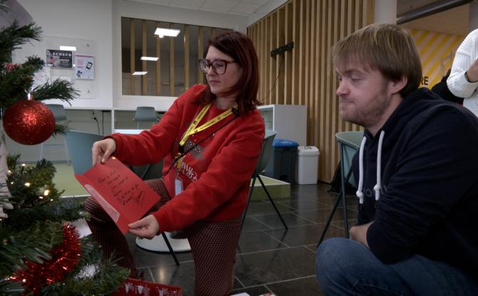 La Louvière: le sapin solidaire du projet "Hors les Murs" de la bibliothèque provinciale