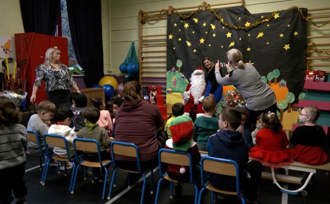 La Louvière: le Père Noël est arrivé au son des tambours à l'école de la Grande Louvière