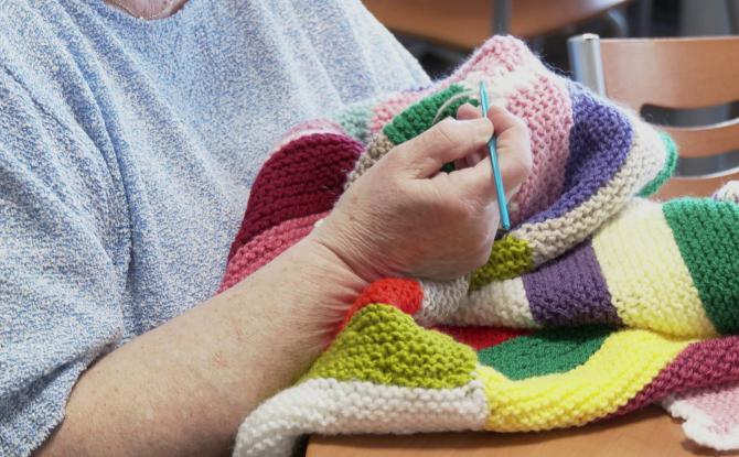 Carnières : Soralia tricote pour la journée du 8 mars