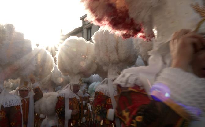 Binche : un cortège sous les rayons du soleil