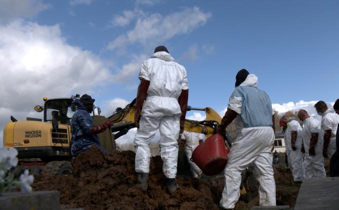 Une exhumation au sein d’un carré du vieux cimetière d’Ecaussinnes