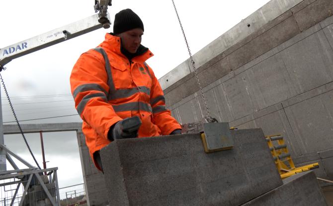 Visite royale : Roosens Bétons innove avec un bloc éco-circulaire