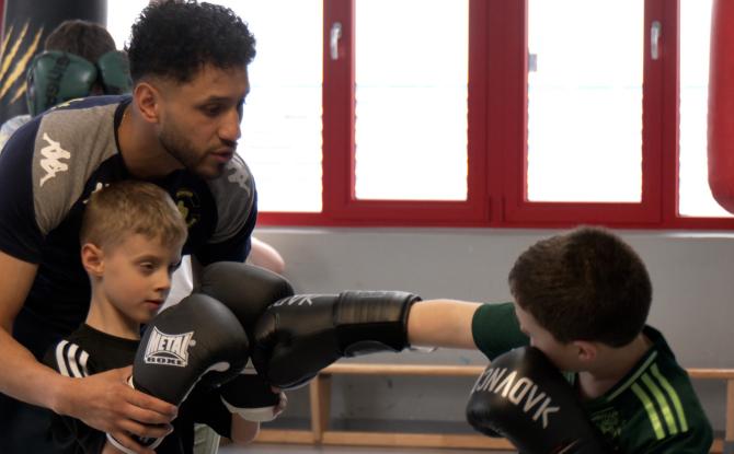 Boxing club Bogota : immersion dans la boxe cubaine