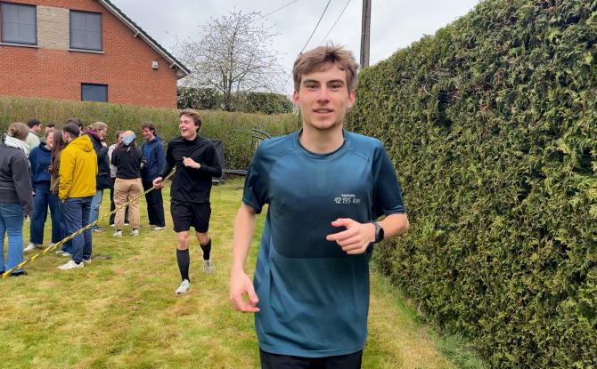 Neufvilles: Louis court un marathon dans son jardin pour la maladie de Charcot