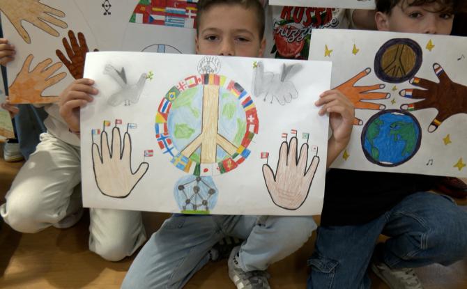 La Louvière : les écoliers dessinent la paix